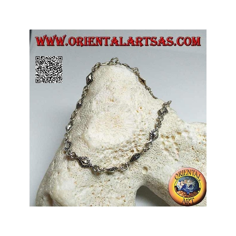 Pulsera de plata suave con placas romboidales con contornos punteados.