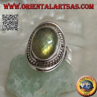 Bague en argent avec labradorite cabochon ovale entourée d'entrelacs sur un bouclier lisse