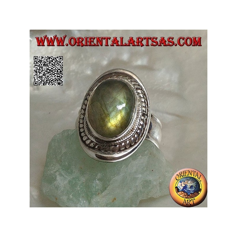 Bague en argent avec labradorite cabochon ovale entourée d'entrelacs sur un bouclier lisse