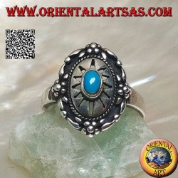 Anello in argento a scudo decorato con turchese ovale centrale su sole inciso e fiori sul bordo