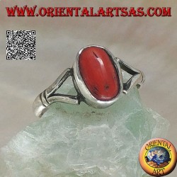 Bague en argent avec corail antique tibétain ovale accroché par deux fils sur un sertissage simple