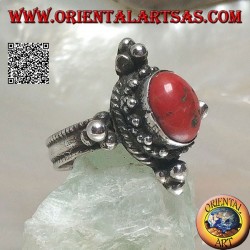 Bague en argent avec corail antique tibétain ovale entouré de points sur un cadre népalais