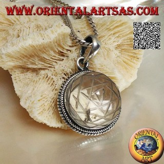 Colgante de plata con Sri Yantra grabado en un cristal de roca redondo y borde trenzado