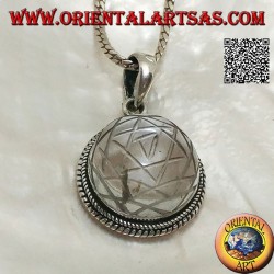 Silberanhänger mit Sri Yantra, eingraviert in einen runden Bergkristall und geflochtenen Rand