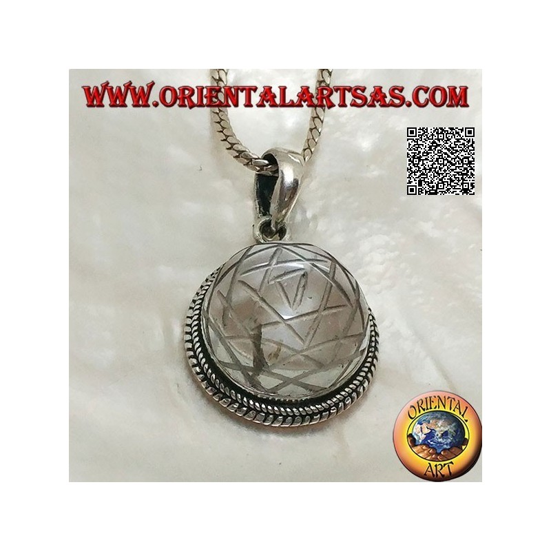 Pendentif en argent avec Sri Yantra gravé sur un cristal de roche rond et bordure tressée