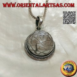 Colgante de plata con Sri Yantra grabado en un cristal de roca redondo y borde trenzado