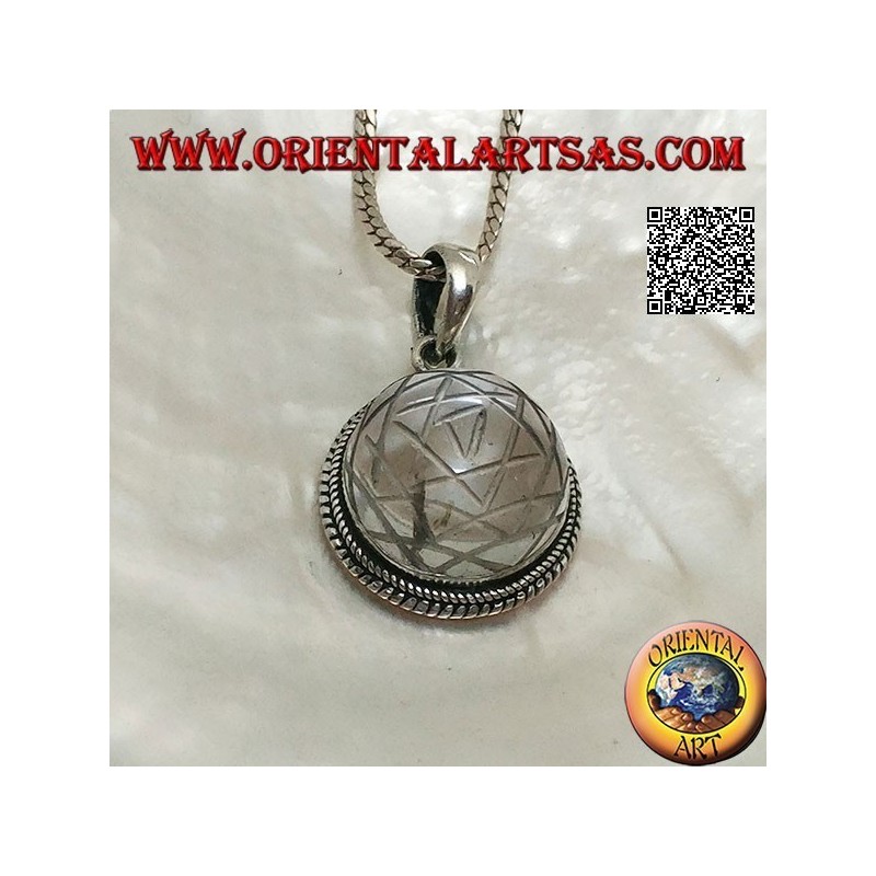 Colgante de plata con Sri Yantra grabado en un cristal de roca redondo y borde trenzado