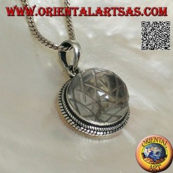 Colgante de plata con Sri Yantra grabado en un cristal de roca redondo y borde trenzado