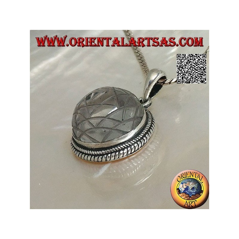Ciondolo in argento con Sri Yantra inciso su cristallo di rocca tondo e bordo intrecciato