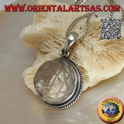 Colgante de plata con Sri Yantra grabado en un cristal de roca redondo y borde trenzado