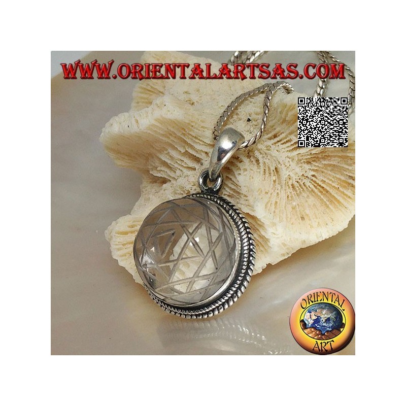 Colgante de plata con Sri Yantra grabado en un cristal de roca redondo y borde trenzado