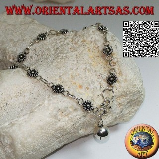 Bracciale in argento morbido con fiorellini e catenina con campanella pendente