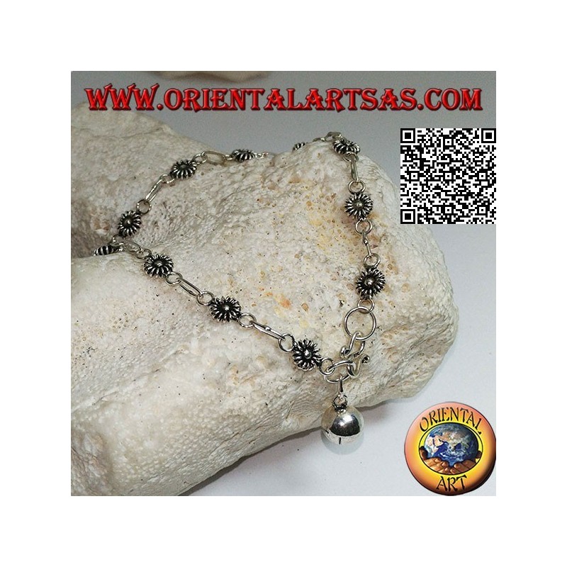 Pulsera de plata suave con flores y cadena con campana colgante.