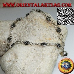 Pulsera de plata suave con flores y cadena con campana colgante.