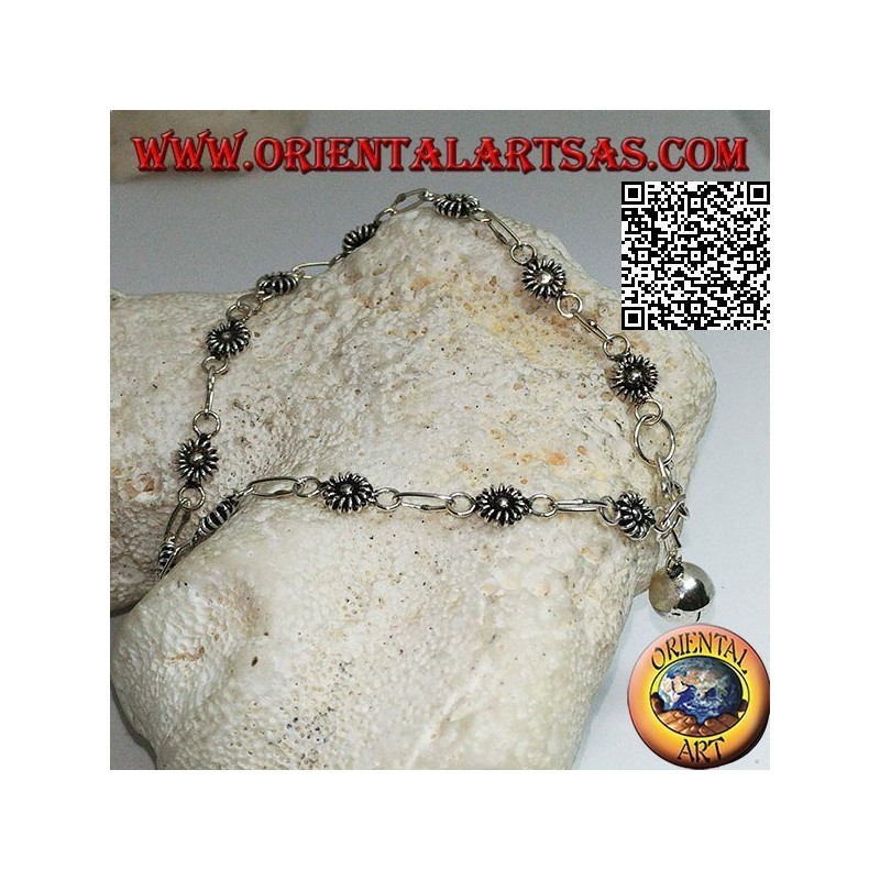 Weiches Silberarmband mit Blumen und Kette mit hängender Glocke