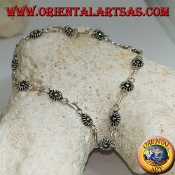 Pulsera de plata suave con flores y cadena con campana colgante.