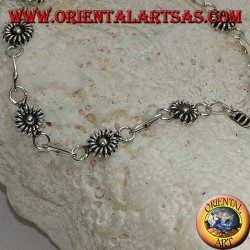 Pulsera de plata suave con flores y cadena con campana colgante.