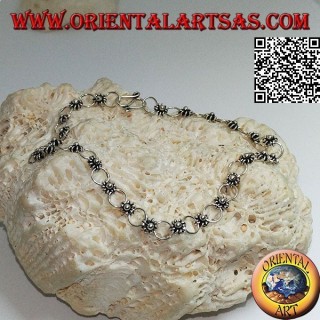 Pulsera de plata suave con flores y cintas para la cabeza.