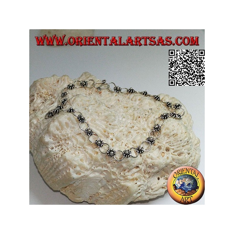 Weiches Silberarmband mit Blumen und Stirnbändern