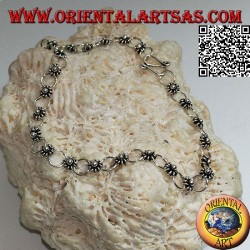 Pulsera de plata suave con flores y cintas para la cabeza.