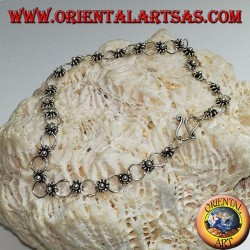 Weiches Silberarmband mit Blumen und Stirnbändern