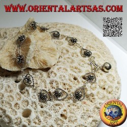 Bracelet en argent tendre avec chaîne de fleurs dans la goutte et cloche finale