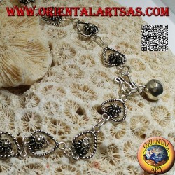 Bracelet en argent tendre avec chaîne de fleurs dans la goutte et cloche finale