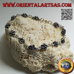 Pulsera de cadena de plata suave con fila de rosas con placa debajo