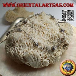 Weiches Silberarmband mit Blumen und abwechselnden Kreisen und letzter Glocke