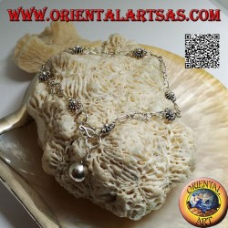 Weiches Silberarmband mit Blumen und abwechselnden Kreisen und letzter Glocke