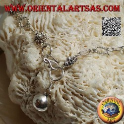 Weiches Silberarmband mit Blumen und abwechselnden Kreisen und letzter Glocke