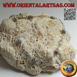 Weiches Silberarmband mit Blumen und abwechselnden Kreisen und letzter Glocke
