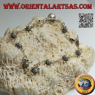 Weiches Silberarmband mit Blumen mit Teller unten und letzter Glocke