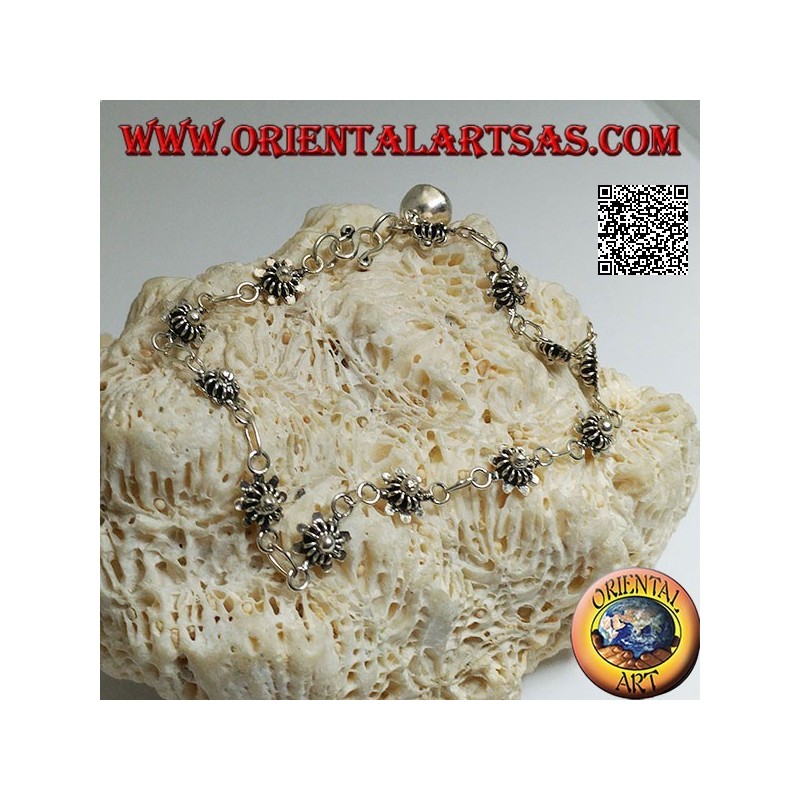 Bracelet en argent tendre avec fleurs avec plaque en dessous et cloche finale