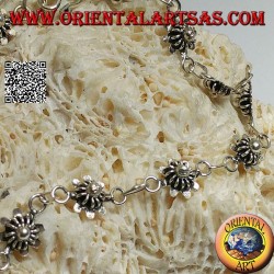 Weiches Silberarmband mit Blumen mit Teller unten und letzter Glocke