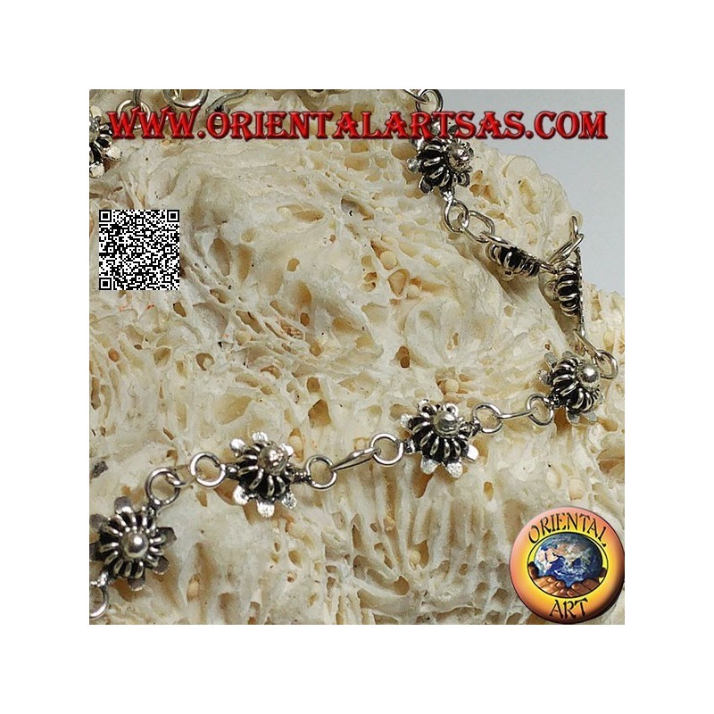 Pulsera de plata suave con flores con placa debajo y campana final
