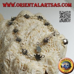 Weiches Silberarmband mit Blumen mit Teller unten und letzter Glocke