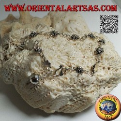 Weiches Silberarmband mit Blumen mit Teller unten und letzter Glocke