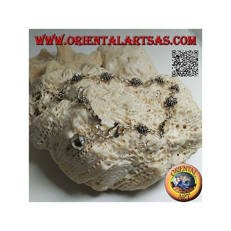 Pulsera de plata suave con flores con placa debajo y campana final