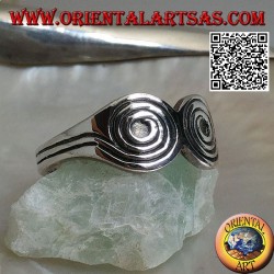 Anillo de plata con dos espirales grabadas colocadas una al lado de la otra.