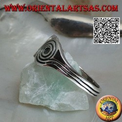 Anillo de plata con dos espirales grabadas colocadas una al lado de la otra.