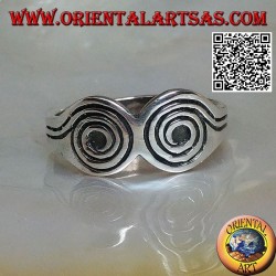 Anillo de plata con dos espirales grabadas colocadas una al lado de la otra.