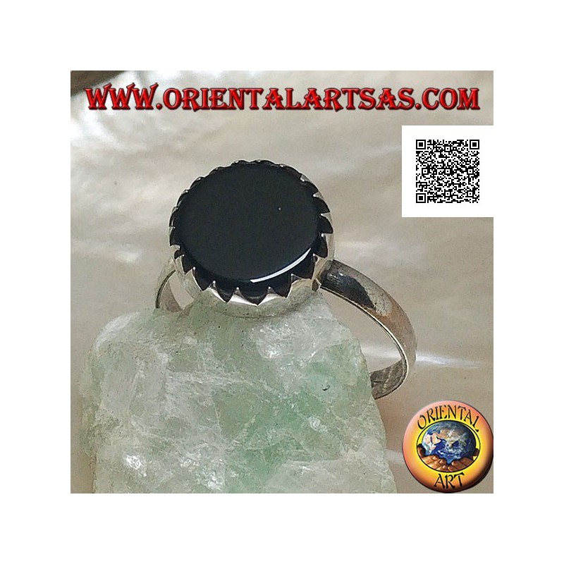 Bague en argent avec onyx rond plat serti de dents sur un sertissage simple