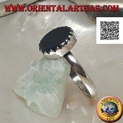 Anillo de plata con ónice redondo y plano engastado con dientes en una configuración simple