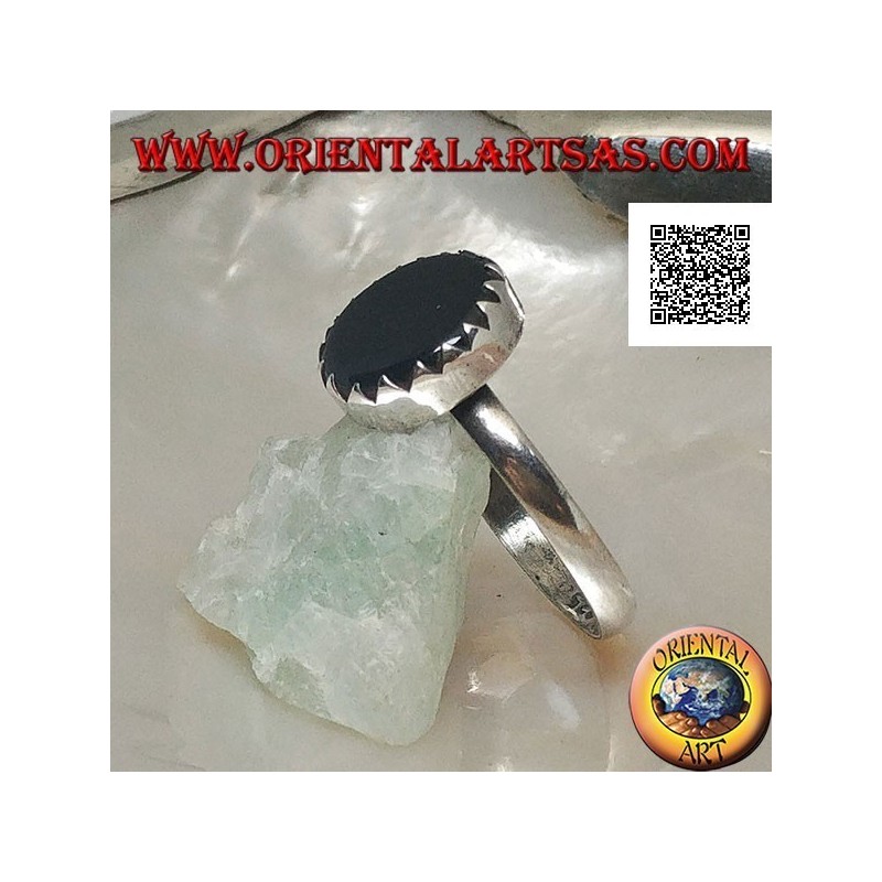 Silberring mit flachem rundem Onyx, mit Zähnen auf einer einfachen Einstellung