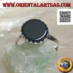 Silberring mit flachem rundem Onyx, mit Zähnen auf einer einfachen Einstellung