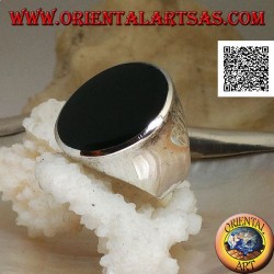 Bague en argent avec grand onyx rond plat sur une monture lisse légèrement concave sur les côtés