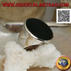 Anillo de plata con gran ónix redondo y plano en un marco liso ligeramente cóncavo en los lados