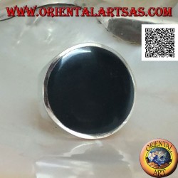 Anillo de plata con gran ónix redondo y plano en un marco liso ligeramente cóncavo en los lados