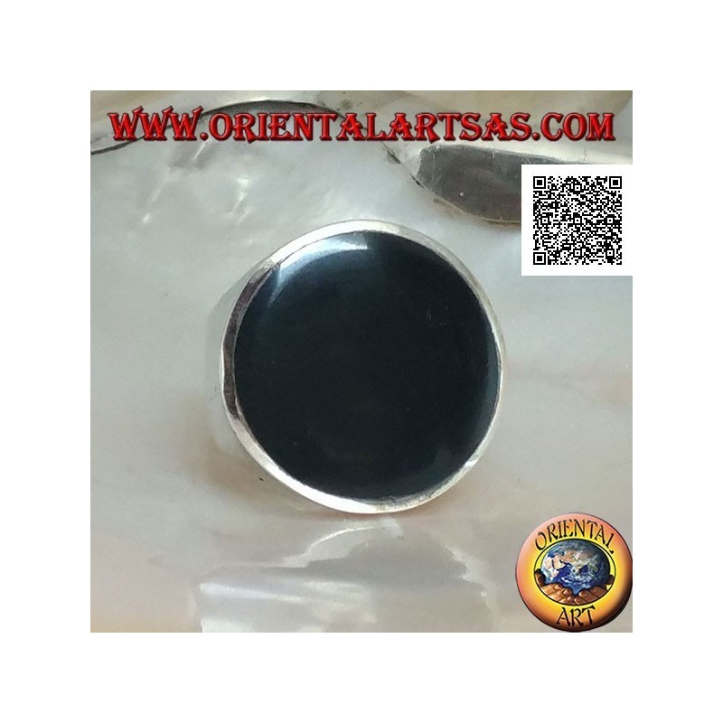 Anello in argento con onice tonda piatta grande su montatura liscia leggermente concava sui lati